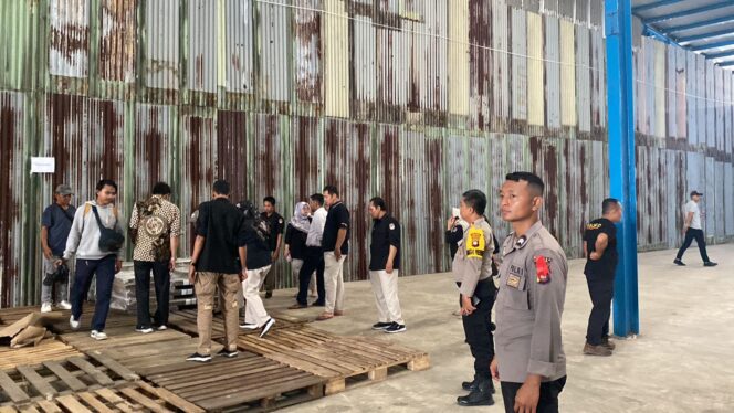 
					Polisi Kawal Ketat Kedatangan 7.870 Bilk Suara KPU Kabupaten Kubu Raya
