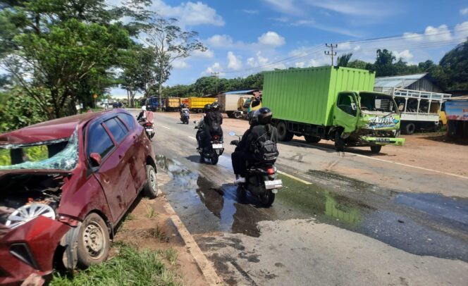 
					Tabrakan Maut di Jalan Trans Kalimantan, Sopir Minibus Tewas