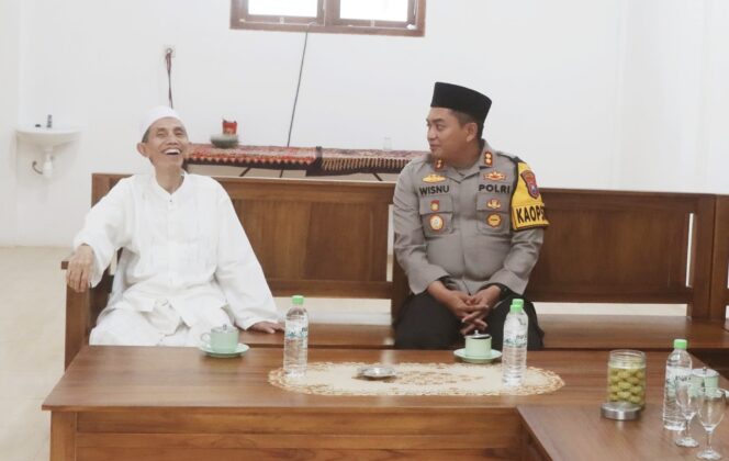 
					Kapolres Probolinggo Silaturahmi ke Pengasuh Ponpes Nurul Jadid Paiton