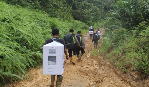 
					Perjalnan Berat Petugas Susuri Hutan dan Kubangan Lumpur Kirim Logistik Pemilu Warga Adat Hutan Jambi