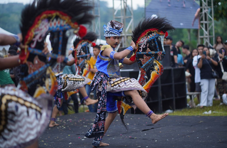Aksi kesenian Jaran Kepang di ajang Polosiri Festival 2024. (foto. dik PLN)