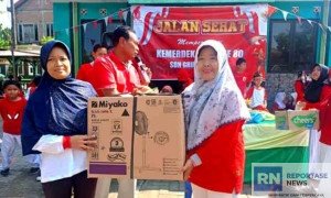 Semarak Jalan Sehat HUT RI ke-80, Siswa SD Grudo 3 Kompak Kenakan Atribut Merah Putih