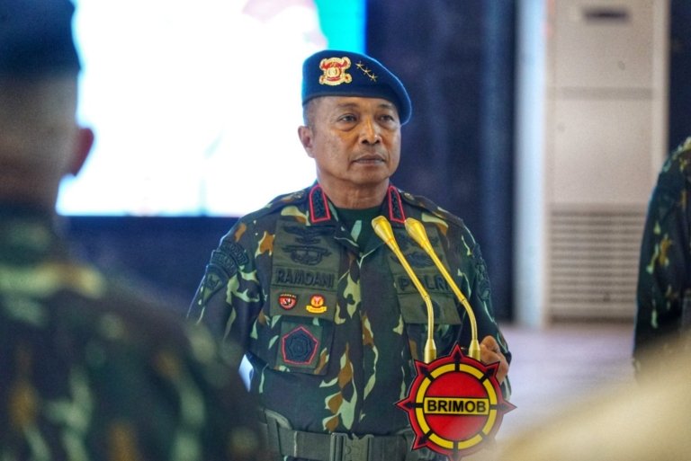 Dankorbrimob Komjen Ramdani Hidayat minta maaf atas penganiayaan oleh Bripda MS di Maluku yang menewaskan siswa 14 tahun. Kasus ditarik ke Polda Maluku. (Foto: RN/HO-Humas Polri)