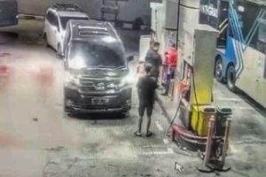 Seorang pria diduga mengaku sebagai anggota Polri, terekam kamera pengawas sedang menganiaya petugas SPBU di Cipinang, Jakarta Timur. (Foto: Tangkapan Layar)