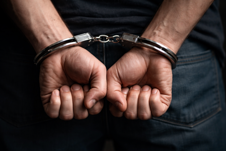 Ilustrasi tangan terborgol. (Foto: RN/Chatgpt AI)