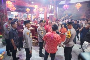 Kapolda Sumsel Irjen Pol Sandi Nugroho meninjau langsung pengamanan Imlek di sejumlah klenteng Palembang untuk memastikan perayaan berlangsung aman dan kondusif. (Foto: RN/Humas Polda Sumsel)