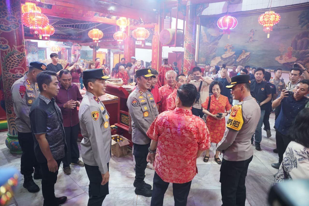 Kapolda Sumsel Irjen Pol Sandi Nugroho meninjau langsung pengamanan Imlek di sejumlah klenteng Palembang untuk memastikan perayaan berlangsung aman dan kondusif. (Foto: RN/Humas Polda Sumsel)