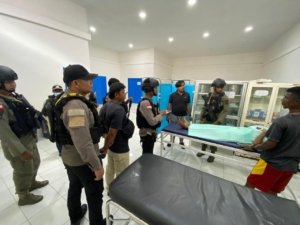 Wanita penjual pinang di Dekai, Yahukimo, ditikam dua OTK saat berjualan. (Foto: RN/HO-Humas Polri)