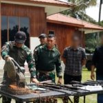 Satgas Koops Swasembada Musnahkan Senjata Api Sitaan OPM api jenis laras panjang dan pistol, Selasa (17/02/2026).