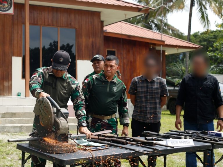 Satgas Koops Swasembada Musnahkan Senjata Api Sitaan OPM api jenis laras panjang dan pistol, Selasa (17/02/2026).