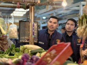 ‎Satgas SABER PMJ bersama Bapanas dan Bulog memantau harga dan distribusi bahan pokok di Pasar Koja Baru jelang hari raya untuk menjaga stabilitas stok dan mencegah penimbunan. (Foto: RN/HO-Humas PMJ)