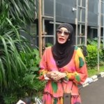 Bakal Temui Richard Lee di Polda Metro Jaya, Doktif Kenakan Dress Endorsement dari Kartika Putri