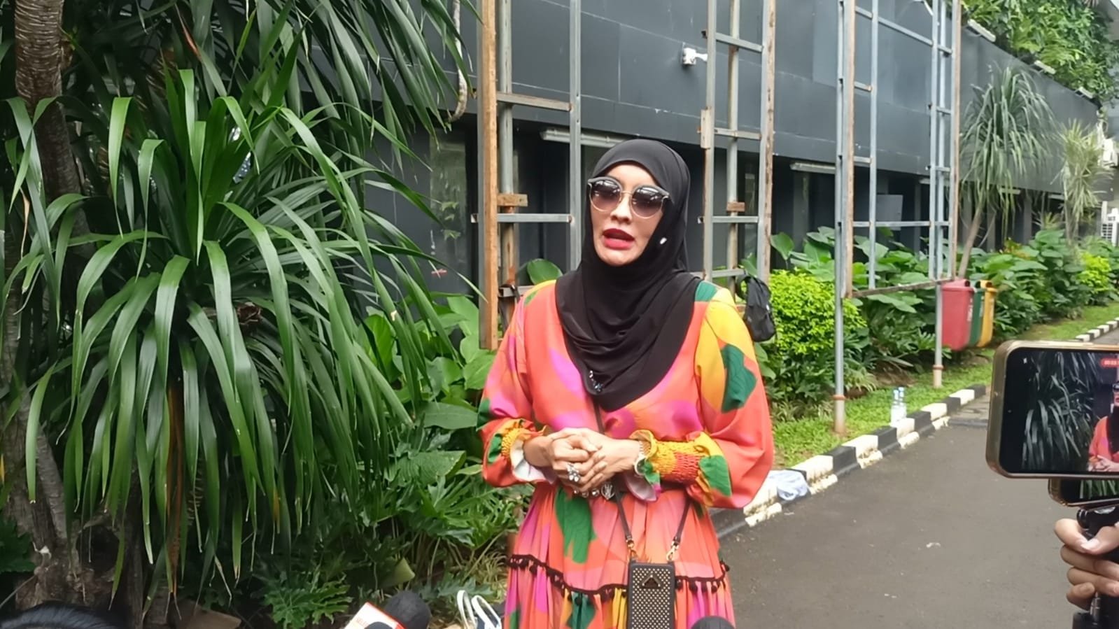 Bakal Temui Richard Lee di Polda Metro Jaya, Doktif Kenakan Dress Endorsement dari Kartika Putri