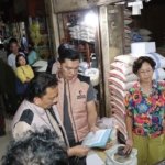 Satgas Saber Pangan Polres Metro Jakarta Barat melakukan monitoring harga sembako di Pasar Tomang Barat jelang Ramadan. Stok dipastikan aman meski ada kenaikan cabai dan bawang. (Foto: RB/HO-Humas Polres Metro Jakbar)