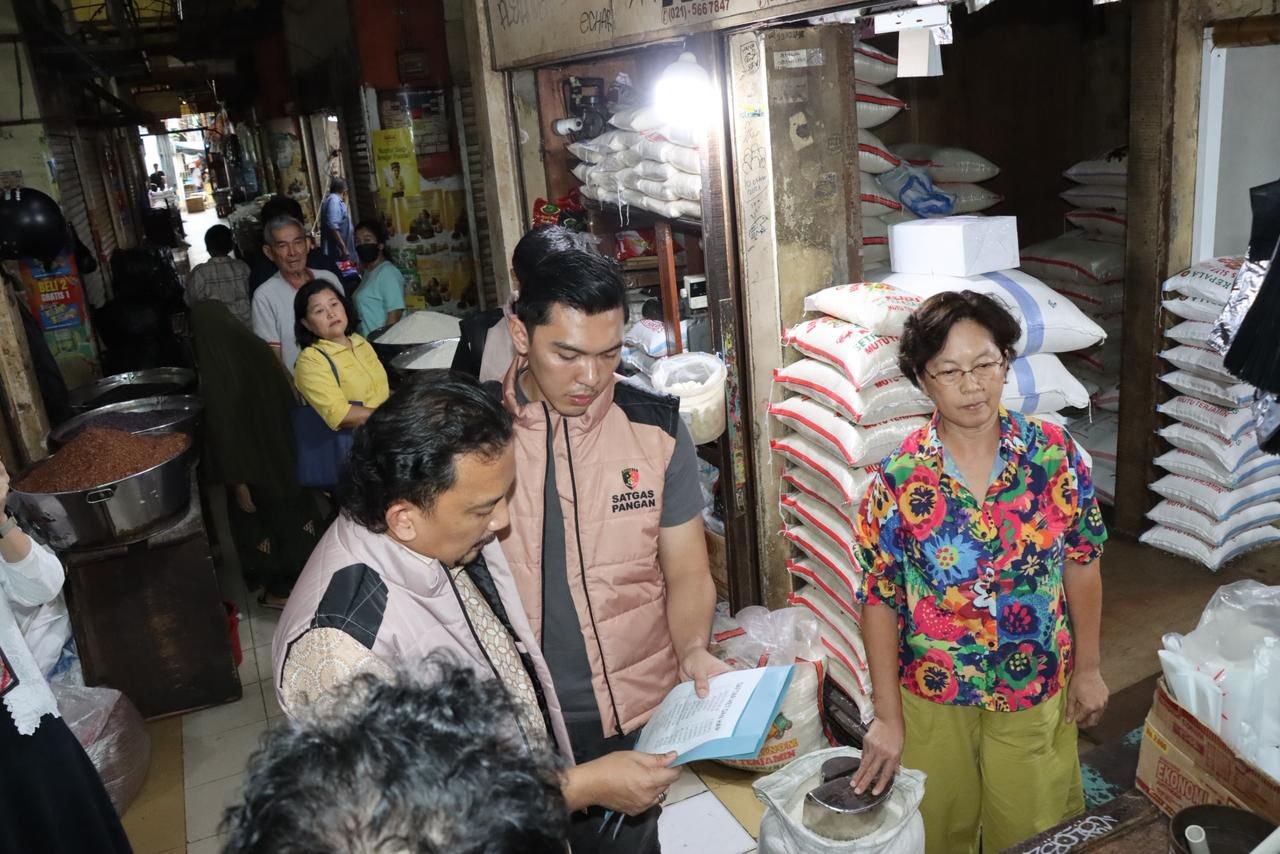 Satgas Saber Pangan Polres Metro Jakarta Barat melakukan monitoring harga sembako di Pasar Tomang Barat jelang Ramadan. Stok dipastikan aman meski ada kenaikan cabai dan bawang. (Foto: RB/HO-Humas Polres Metro Jakbar)