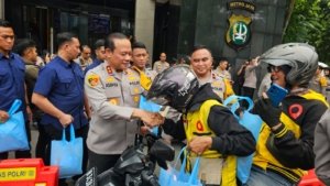 Kapolda Metro Jaya Irjen Pol Asep Edi Suheri secara simbolis memberikan bantuan sembako kepada pengemudi ojek daring. (Foto: RN/Budi Tanjung)