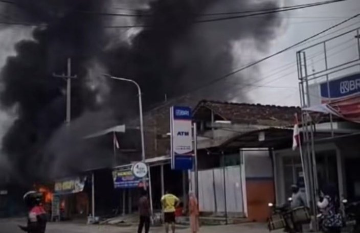 Main Petasan, Pom Mini Berikut Toko Kelontong Hangus Terbakar