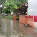 Banjir merendam sebagian wilayah di Perumnas 1, Jakasampurna, Bekasi Barat, Kota Bekasi. (Foto: RN/Tama)