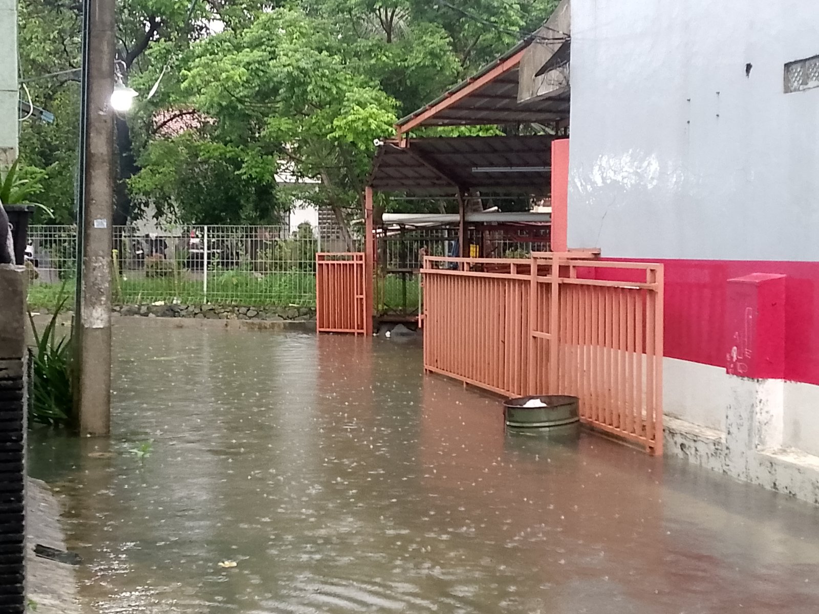Banjir merendam sebagian wilayah di Perumnas 1, Jakasampurna, Bekasi Barat, Kota Bekasi. (Foto: RN/Tama)