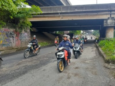 Kondisi Jalan KH Noer Ali Bekasi rusak parah dan kerap memicu kecelakaan, terutama saat hujan. (Foto: RN/Tama)
