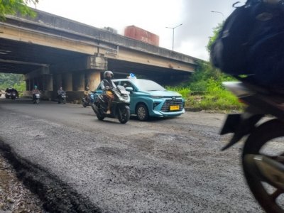 Kondisi Jalan KH Noer Ali Bekasi rusak parah dan kerap memicu kecelakaan, terutama saat hujan. (Foto: RN/Tama)