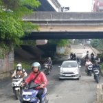 Kondisi Jalan KH Noer Ali Bekasi rusak parah dan kerap memicu kecelakaan, terutama saat hujan. (Foto: RN/Tama)