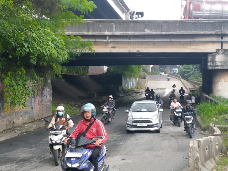 Kondisi Jalan KH Noer Ali Bekasi rusak parah dan kerap memicu kecelakaan, terutama saat hujan. (Foto: RN/Tama)