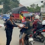 Bangun Kedekatan dengan Masyarakat, Brimob Polda Metro Jaya Berbagi Takjil 