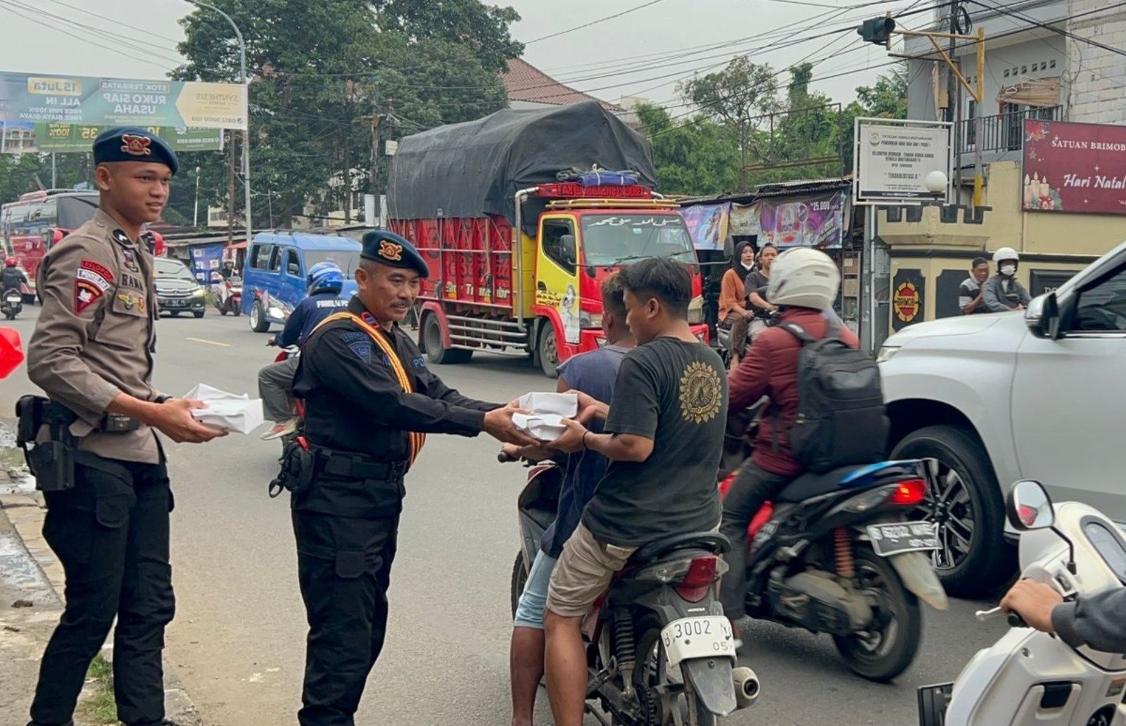 Bangun Kedekatan dengan Masyarakat, Brimob Polda Metro Jaya Berbagi Takjil