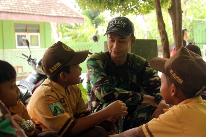 Momen Hangat Prajurit TMMD 0809 Kediri Dekap Mimpi Anak-Anak Desa Gadungan