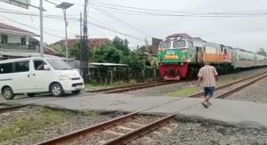 Mobil Gran Max tertemper KA Harina di Mranggen, Demak, Jawa Tengah. (Foto: tangkapan layar)