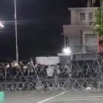 Ratusan massa berunjuk rasa di Mapolda DIY memprotes kematian pelajar di Maluku yang diduga dianiaya oknum Brimob. Pagar kantor polisi roboh dan tembok dicoret. (Foto: Tangkapan Layar)