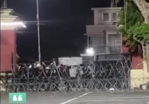 Ratusan massa berunjuk rasa di Mapolda DIY memprotes kematian pelajar di Maluku yang diduga dianiaya oknum Brimob. Pagar kantor polisi roboh dan tembok dicoret. (Foto: Tangkapan Layar)