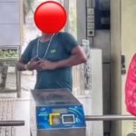 ‎Sopir bajaj mengamuk dan mematahkan wiper bus TransJakarta koridor 2 setelah diduga tersenggol. Penumpang dievakuasi, belum ada keterangan resmi TransJakarta. (Foto: Tangkapan Layar)