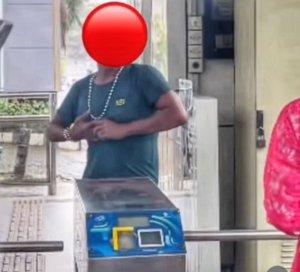 ‎Sopir bajaj mengamuk dan mematahkan wiper bus TransJakarta koridor 2 setelah diduga tersenggol. Penumpang dievakuasi, belum ada keterangan resmi TransJakarta. (Foto: Tangkapan Layar)