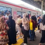 Kebijakan Baru, KAI Commuter Izinkan Penumpang Buka Puasa di Gerbong