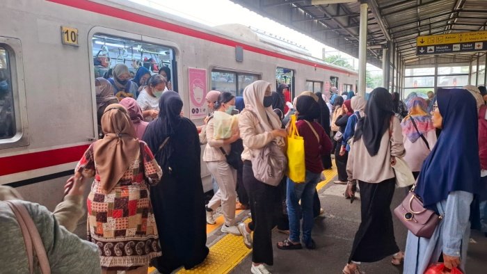 Kebijakan Baru, KAI Commuter Izinkan Penumpang Buka Puasa di Gerbong
