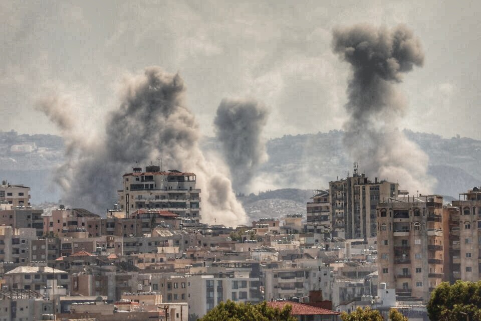 Serangan Israel di Lebanon selatan menewaskan sedikitnya 31 warga dan melukai 149 orang. Presiden Joseph Aoun mengecam serangan dan memperingatkan bahaya perang proksi. (Foto: REUTERS/Aziz Taher)