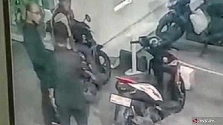 Pria mengaku Kasat Narkoba Polda Metro Jaya diduga menipu pengemudi ojek dan membawa kabur motor di Kramat Jati, Jakarta Timur dengan iming-iming Rp 300 ribu. (Dok. Antara)