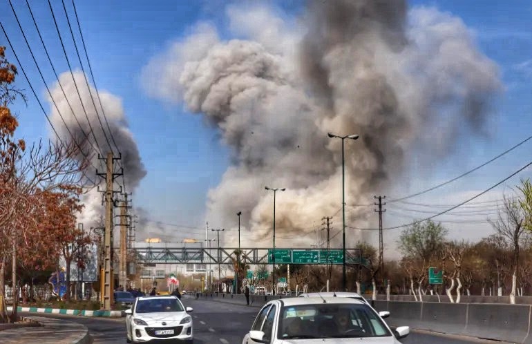 Perang Iran dan Israel mengguncang Teheran. Ledakan rudal terjadi setiap hari, sementara warga bertahan di tengah inflasi tinggi dan ekonomi yang semakin tertekan. (Foto: EPA/Abedin Taherkenareh)
