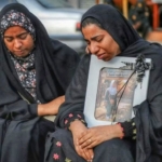 Orang-orang berduka pada hari pemakaman massal para korban serangan terhadap sebuah sekolah di Minab, Iran, di tengah perang AS-Israel di negara itu, 3 Maret 2026. (Foto: ISNA/West Asia News Agency via Reuters/Amirhossein Khorgooei)