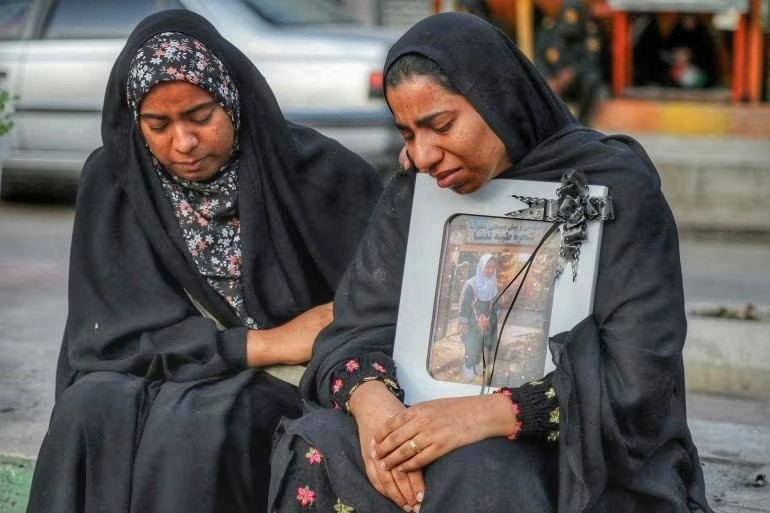 Orang-orang berduka pada hari pemakaman massal para korban serangan terhadap sebuah sekolah di Minab, Iran, di tengah perang AS-Israel di negara itu, 3 Maret 2026. (Foto: ISNA/West Asia News Agency via Reuters/Amirhossein Khorgooei)