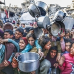 Potret anak-anak Palestina, mengantre makanan. (Foto: Anadolu/Mahmoud Issa)
