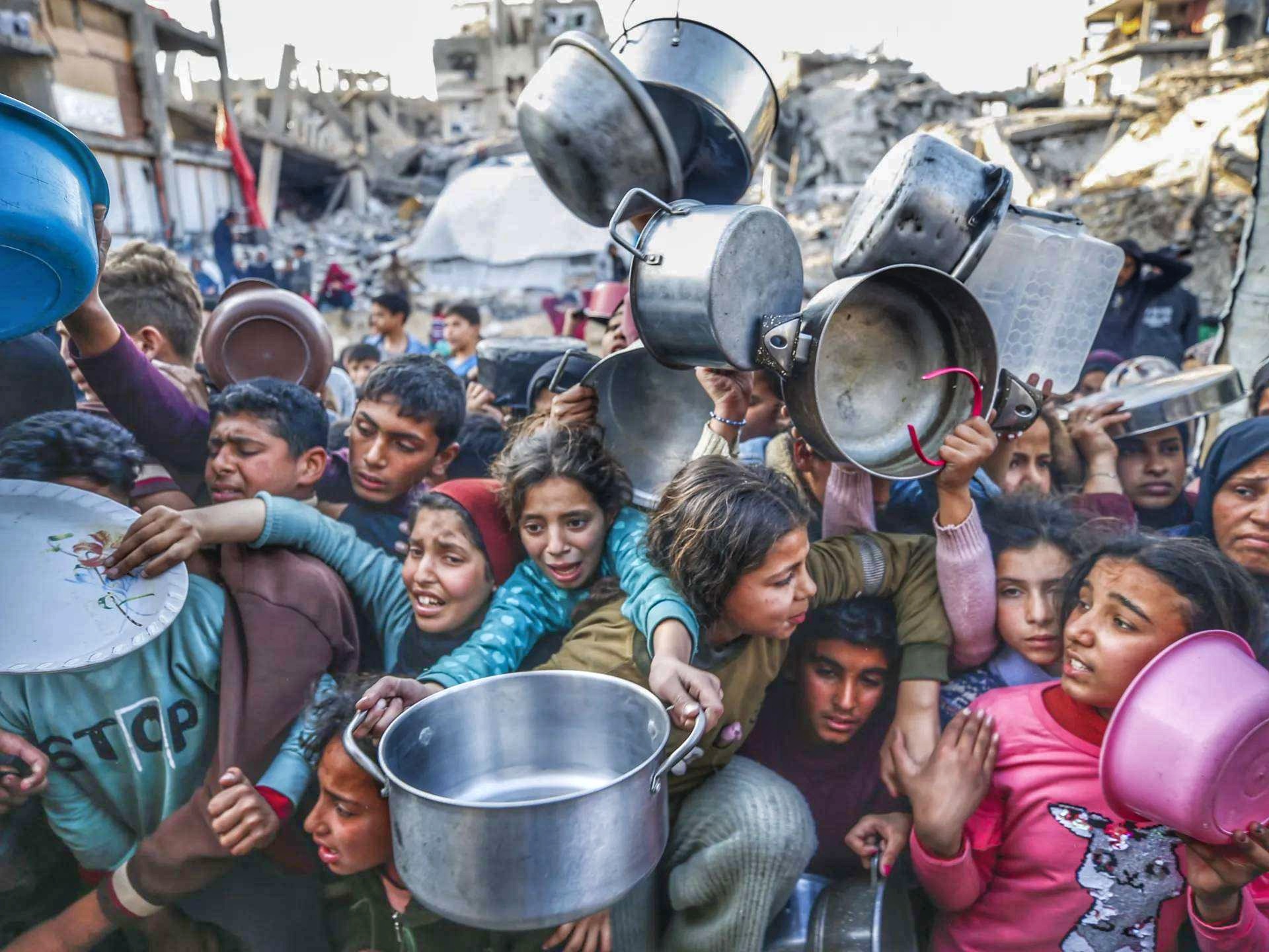 Potret anak-anak Palestina, mengantre makanan. (Foto: Anadolu/Mahmoud Issa)