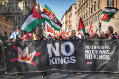 Aksi unjuk rasa 'No King' pada hari Sabtu menggemakan demonstrasi anti-perang internasional, salah satunya di Roma, Italia. (Foto: AP Photo/Andrew Medichini)