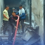Brimob Polda Sumut Bantu Padamkan Kebakaran Tiga Rumah Warga di Pematangsiantar