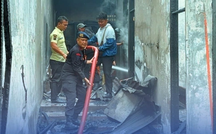 Brimob Polda Sumut Bantu Padamkan Kebakaran Tiga Rumah Warga di Pematangsiantar