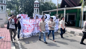 Sekitar 80 anggota Gampata menggelar demo di Kantor Gubernur Aceh, mendesak transparansi dugaan korupsi dana bencana hidrometeorologi 2025 dan meminta Polda Aceh bertindak tegas. (Ist)