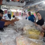 Geliatkan Ekonomi Pasar di Bulan Ramadan, Anggota DPR RI Borong Dagangan di Pasar Paiton