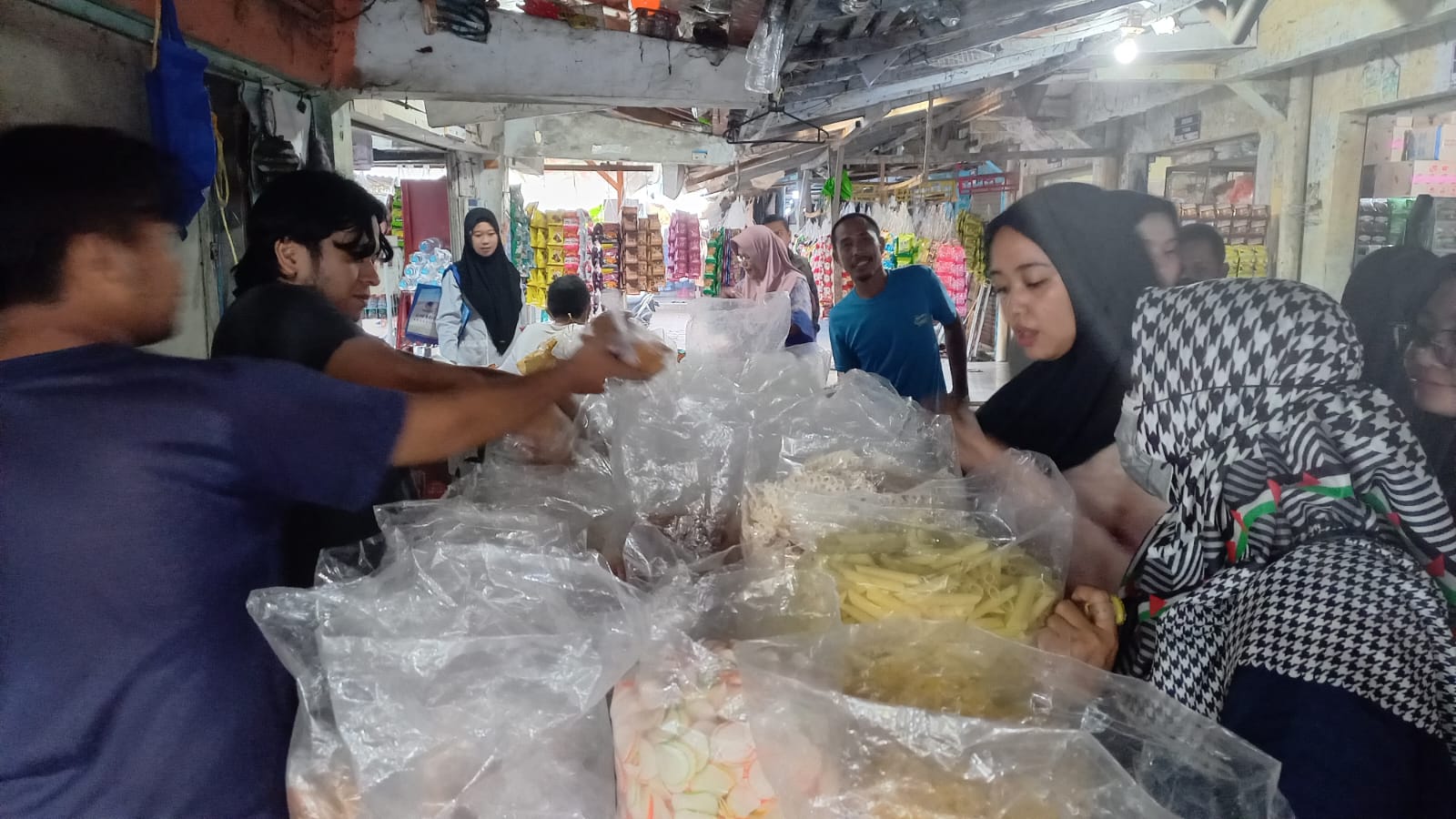 Geliatkan Ekonomi Pasar di Bulan Ramadan, Anggota DPR RI Borong Dagangan di Pasar Paiton